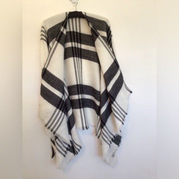 Large Black & White Shawl - Picture 2 of 4